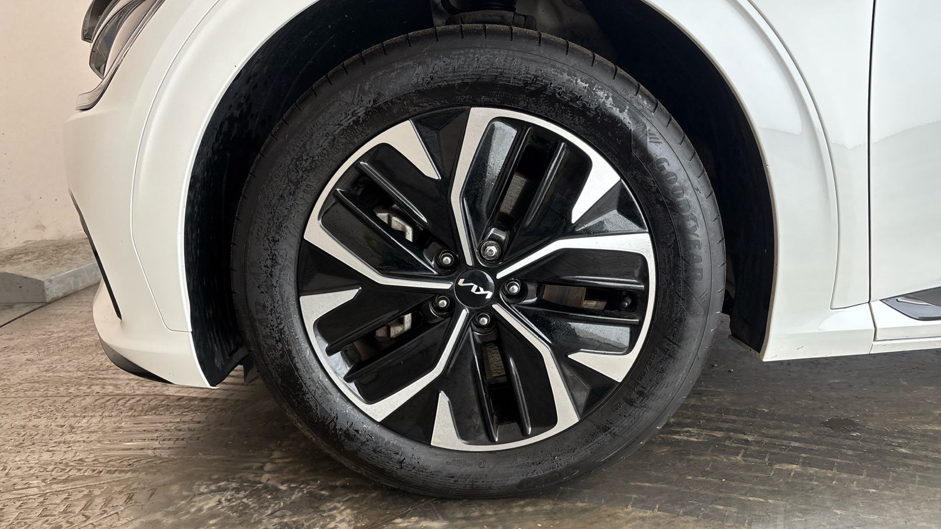 4020838 166kW GT Line 77.4kWh 5dr Auto