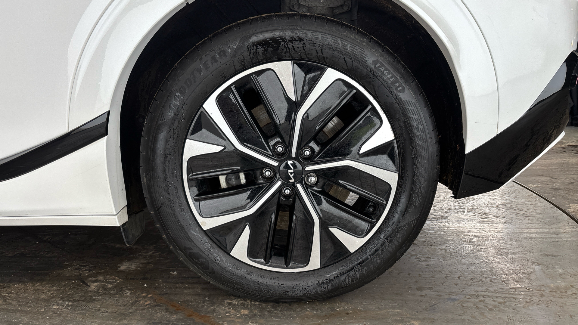 4020838 166kW GT Line 77.4kWh 5dr Auto