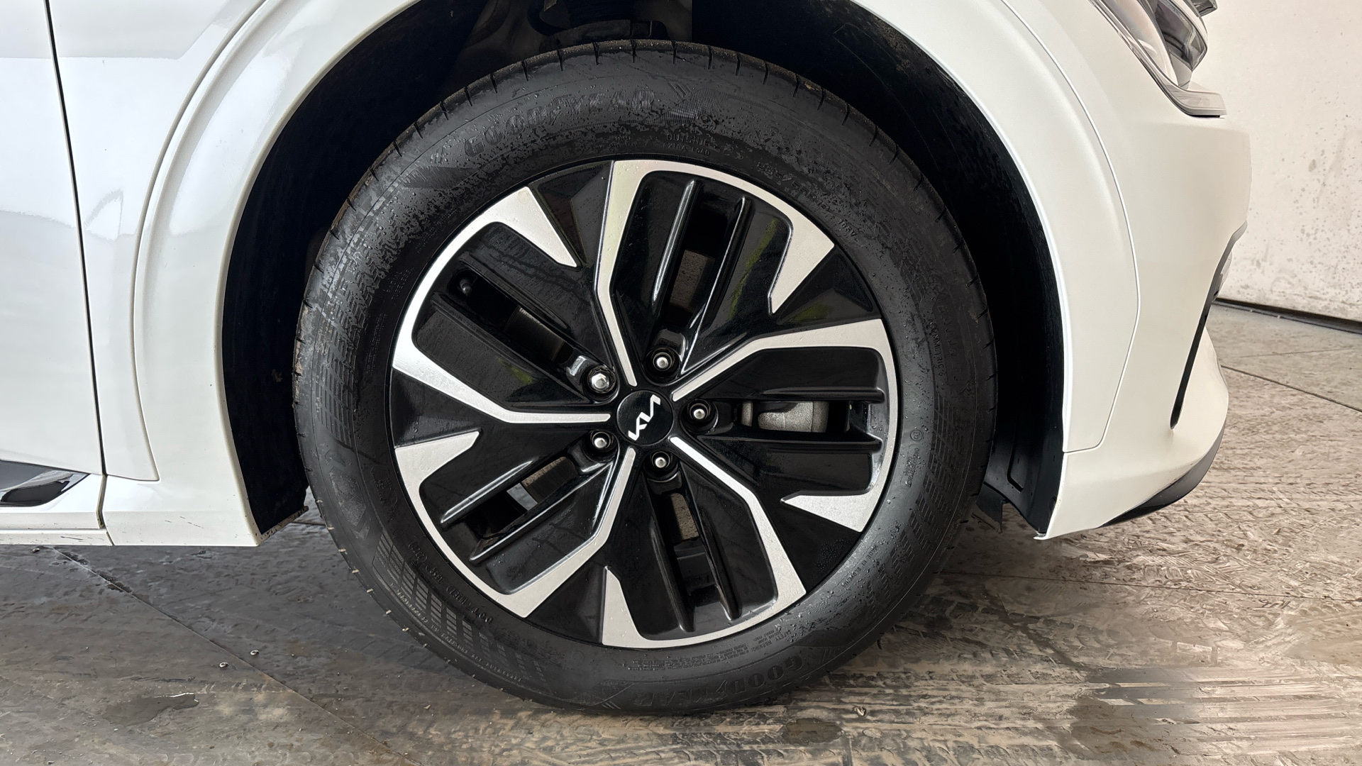 4020838 166kW GT Line 77.4kWh 5dr Auto