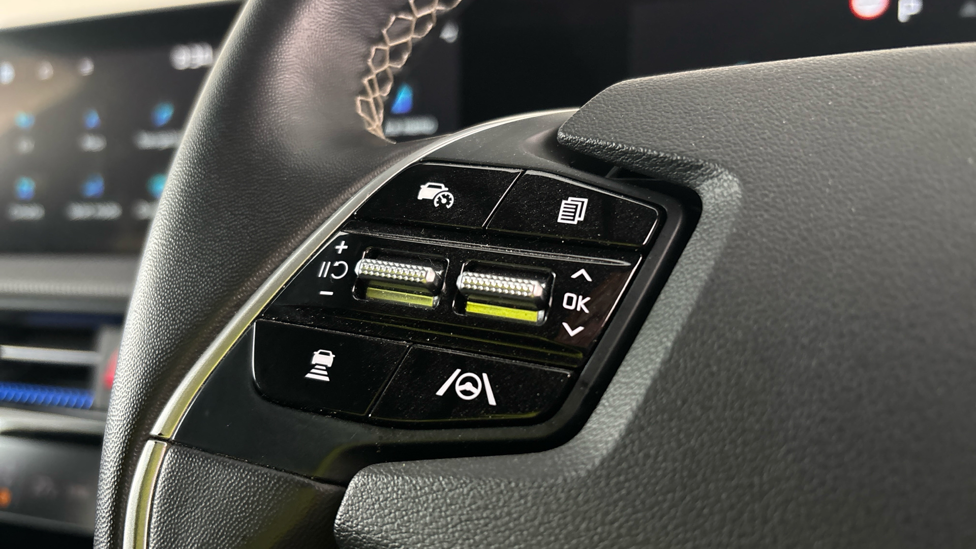 4020838 166kW GT Line 77.4kWh 5dr Auto