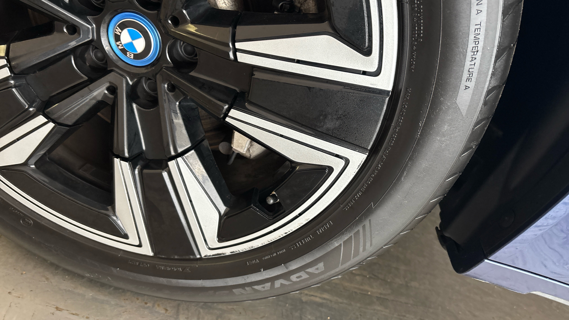 4020638 210kW M Sport 80kWh 5dr Auto