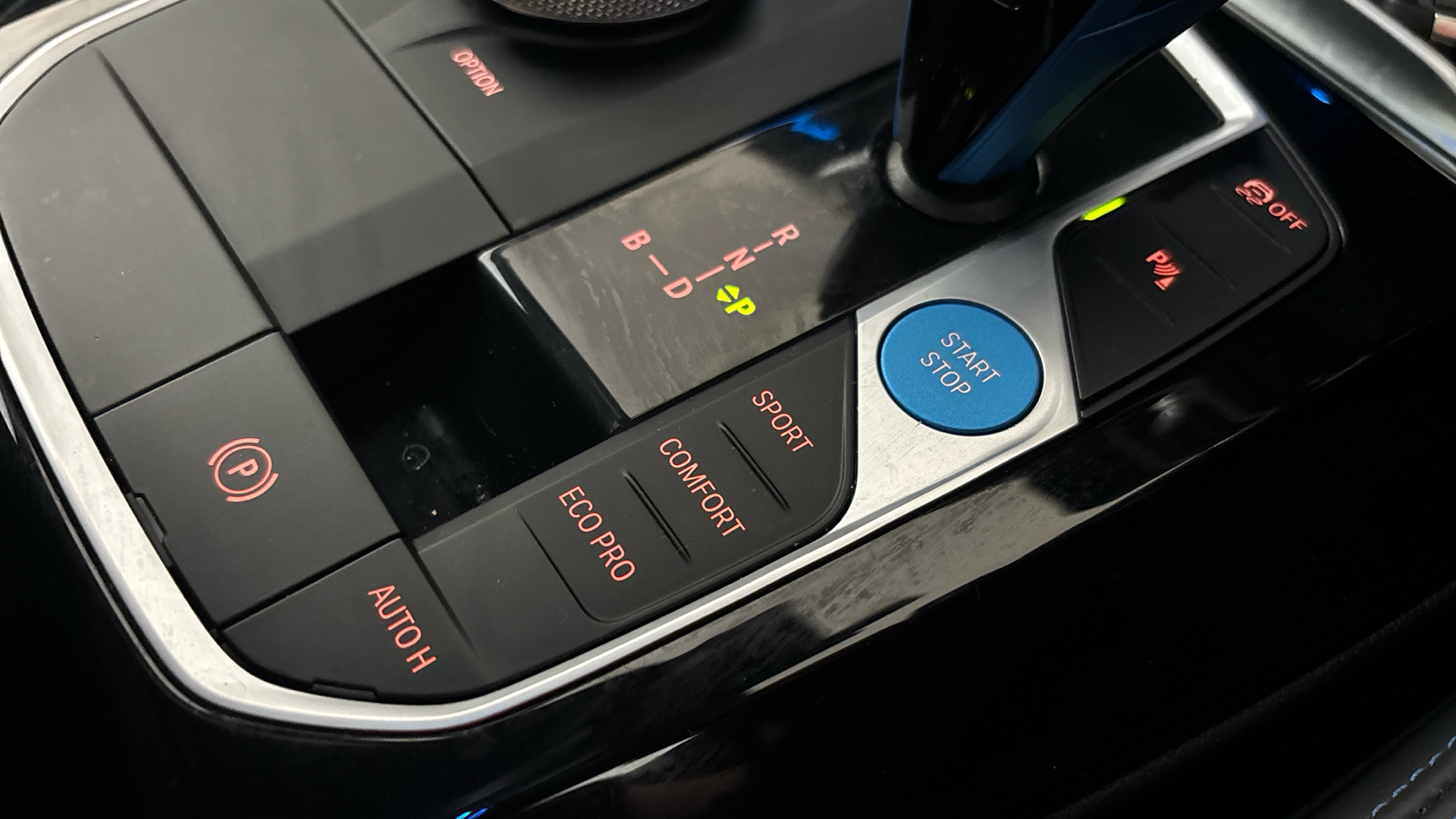 4020638 210kW M Sport 80kWh 5dr Auto