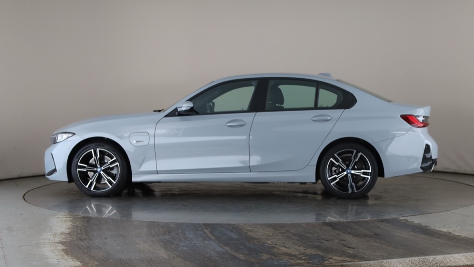 BMW 3 SERIES Image 2