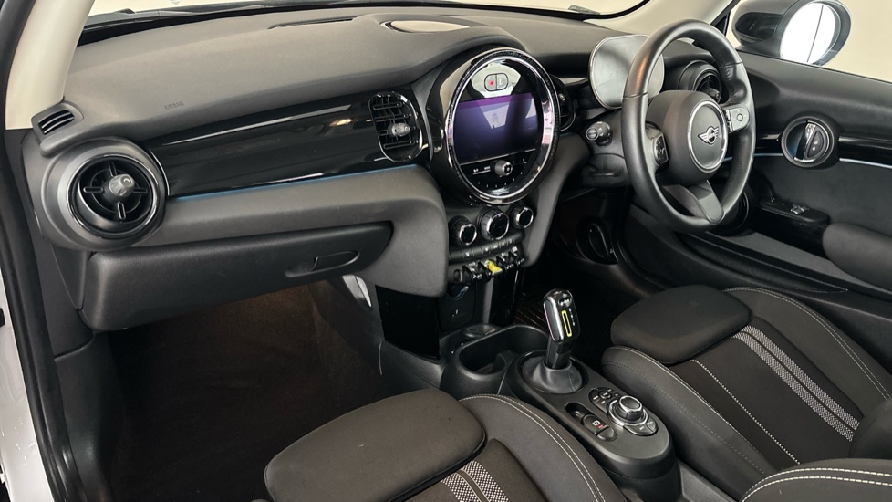 MINI HATCHBACK Image 10