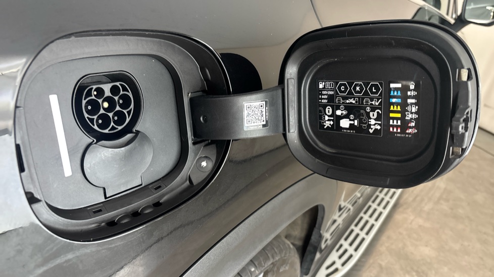 MERCEDES EQE Image 21