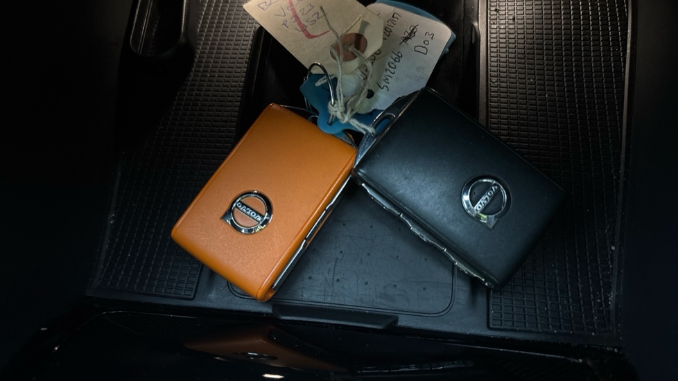 VOLVO XC40 two keys