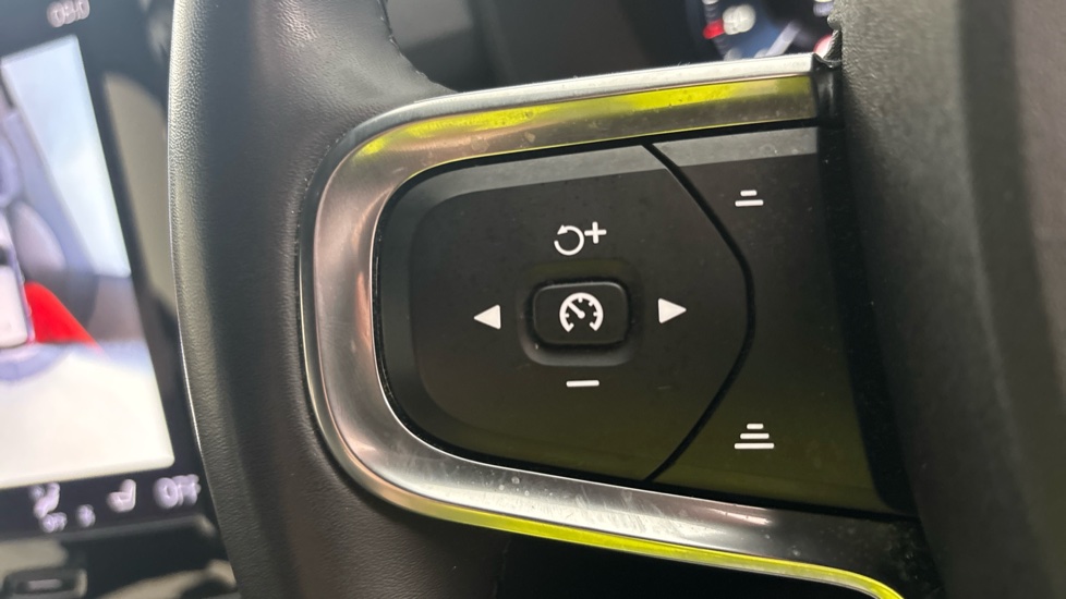VOLVO XC40 cruise control