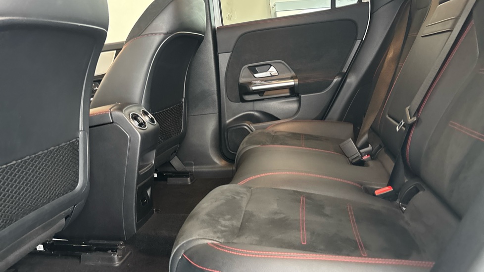 MERCEDES EQA Image 14