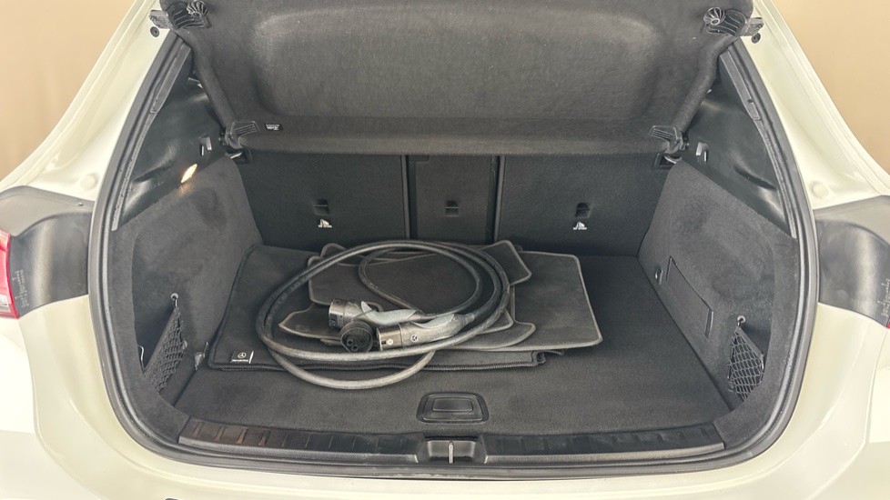 MERCEDES EQA Image 15