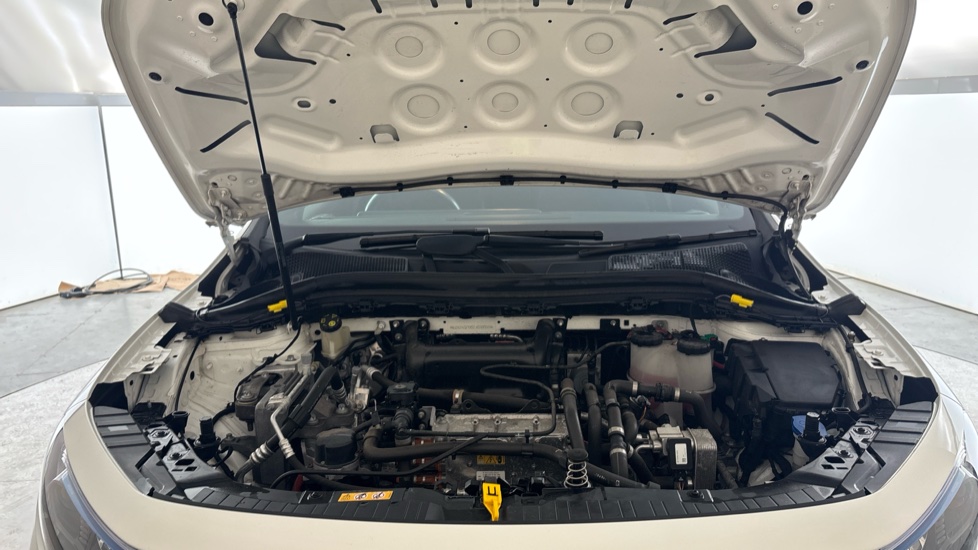 MERCEDES EQA Image 16
