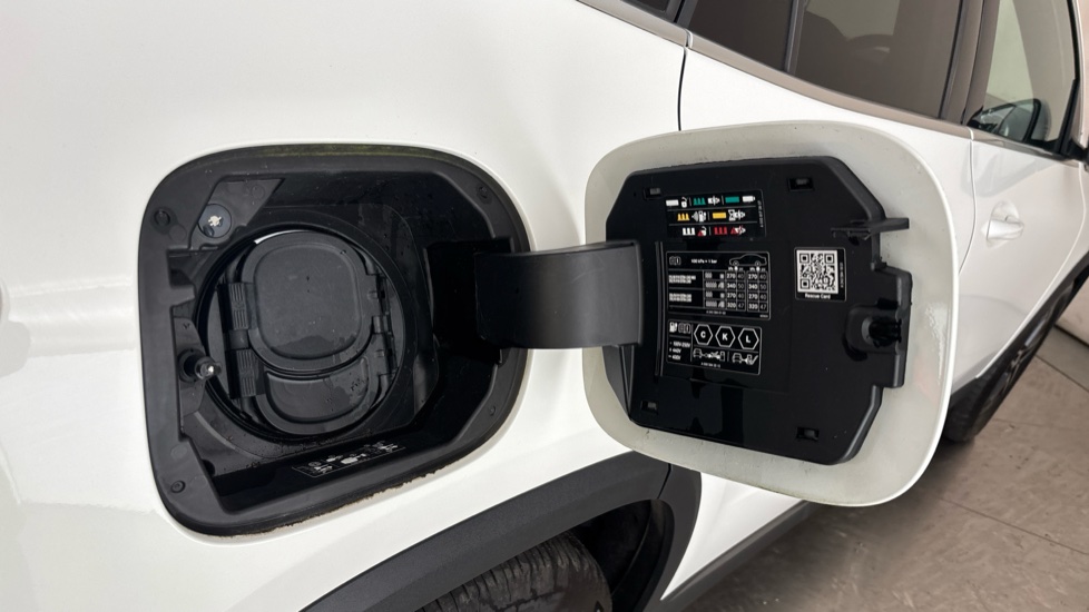 MERCEDES EQA Image 21