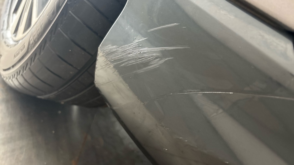 AUDI Q4 scratches