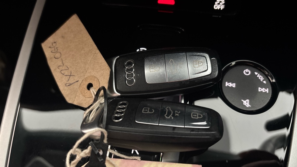 AUDI Q4 2 keys