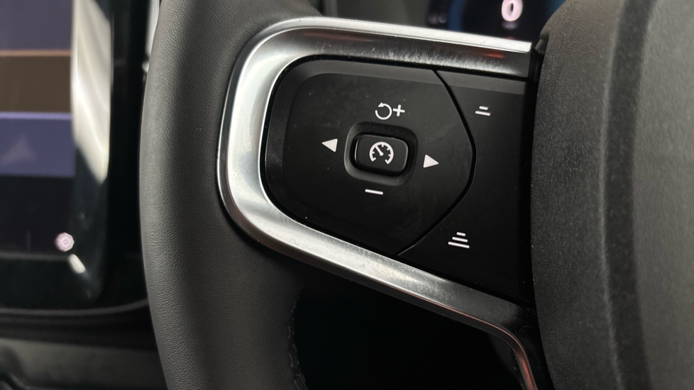 VOLVO XC40 cruise control