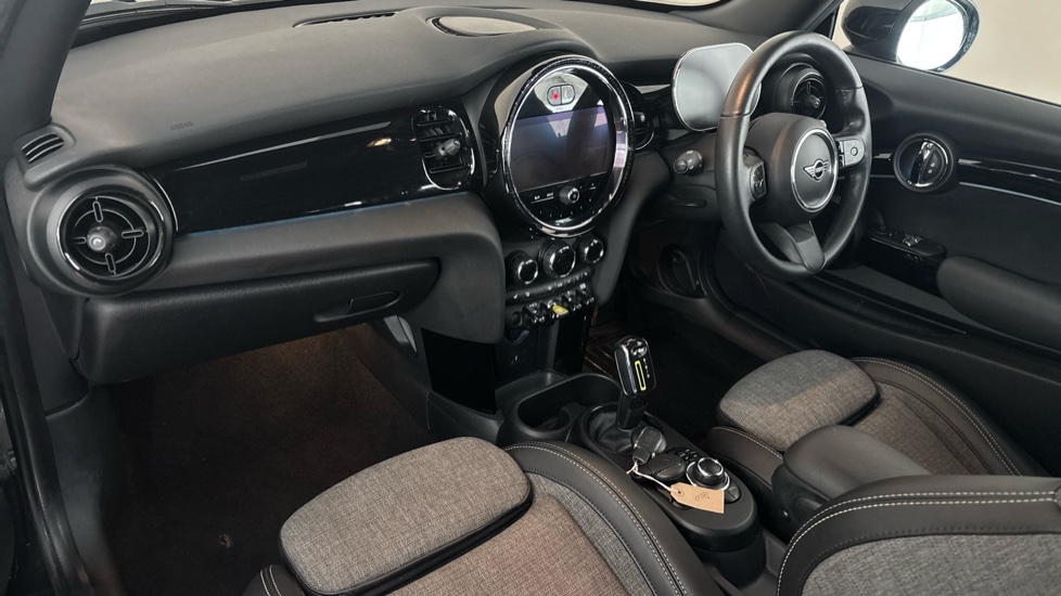 MINI HATCHBACK Image 10