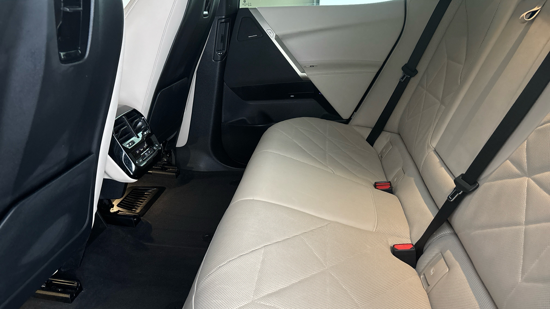 4027758 240kW xDrive40 M Sport Edition 76.6kWh 5dr Auto