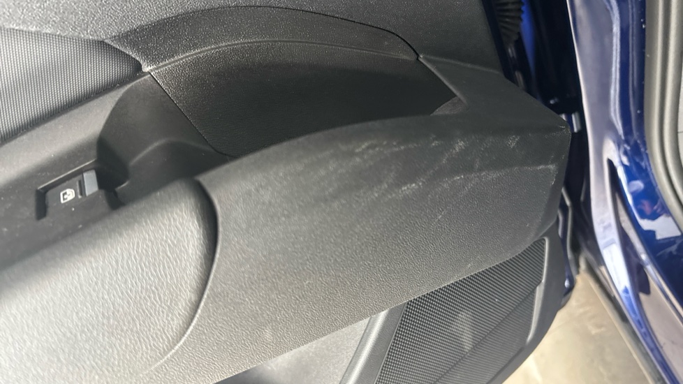 AUDI Q4 scuff