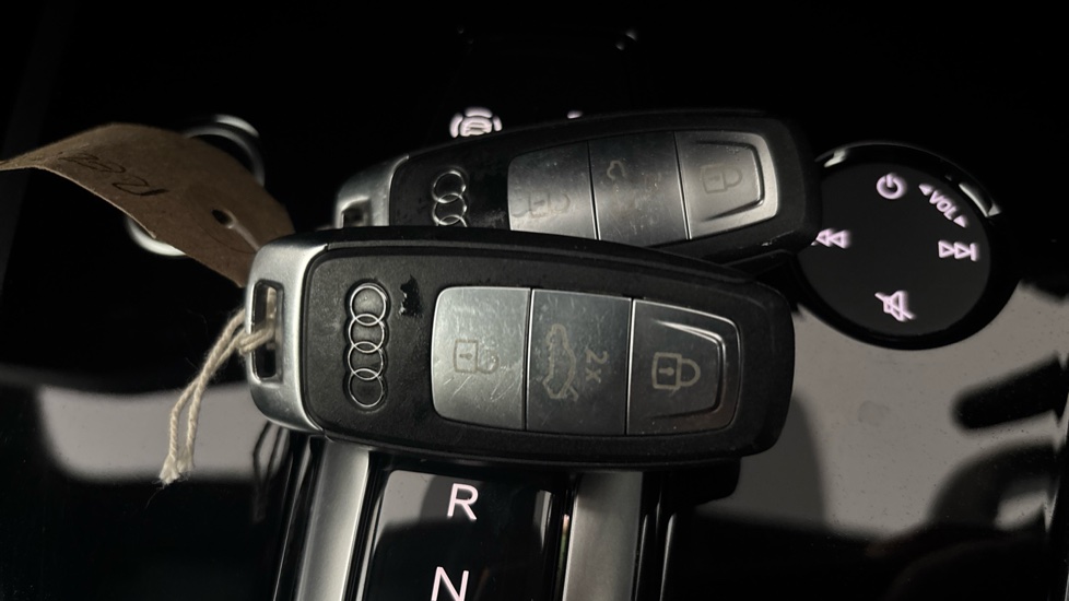 AUDI Q4 2 keys