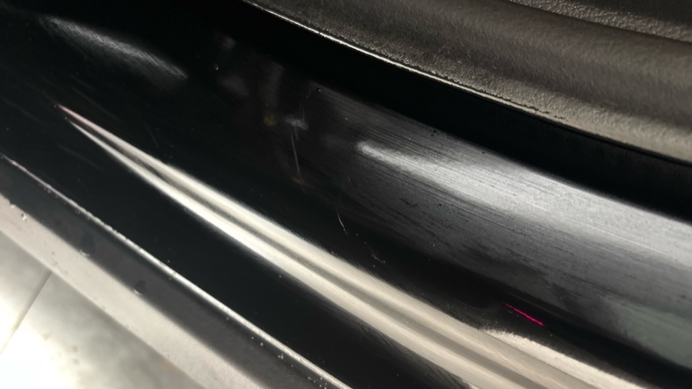 MERCEDES EQA scratches