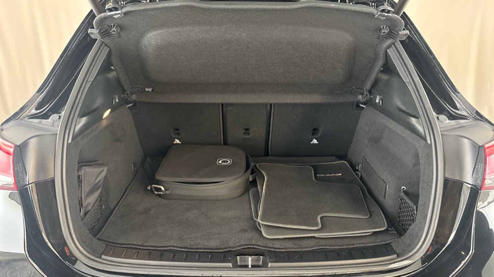 MERCEDES EQA Image 15