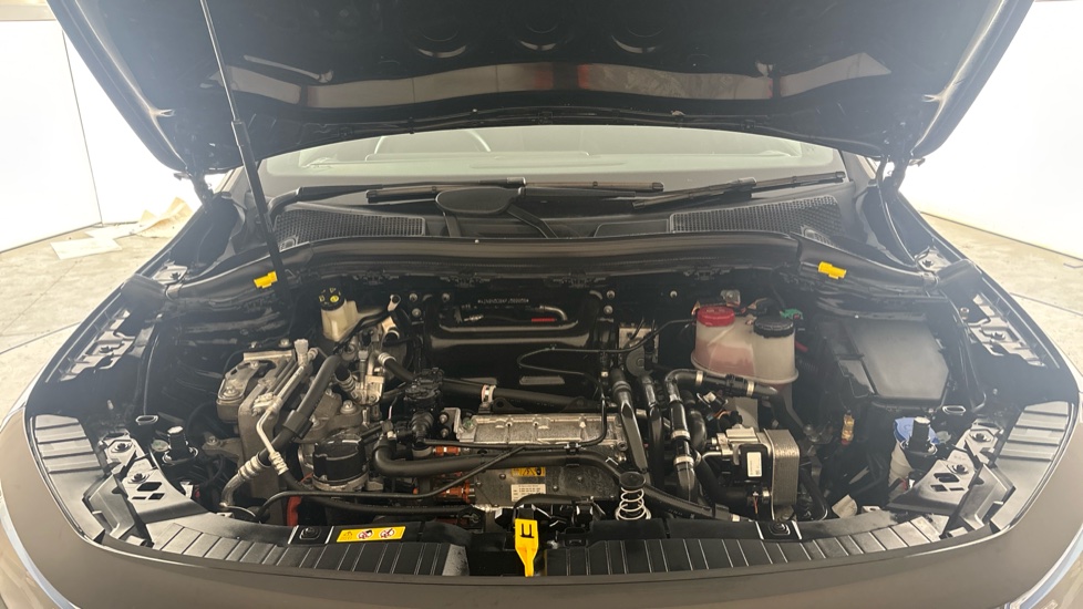 MERCEDES EQA Image 16