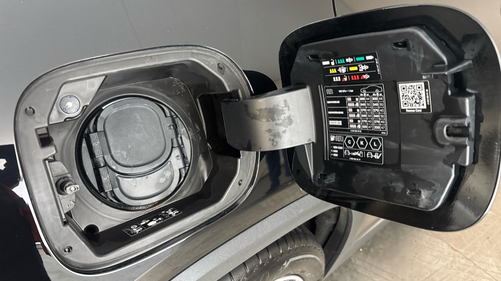 MERCEDES EQA Image 21