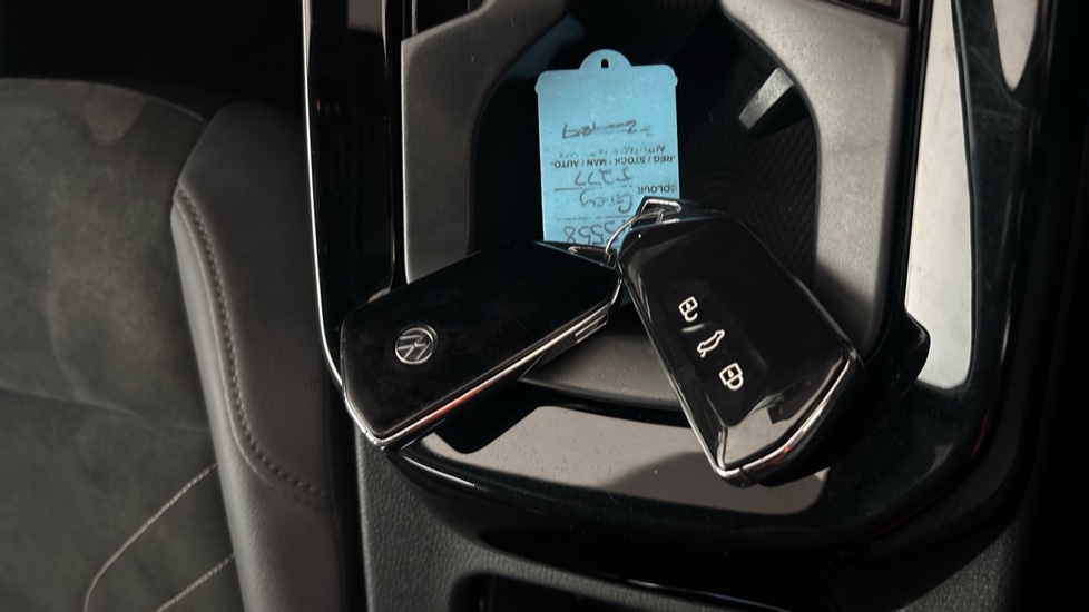 VOLKSWAGEN ID.4 2 keys available