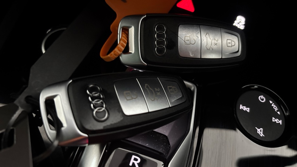 AUDI Q4 2 keys
