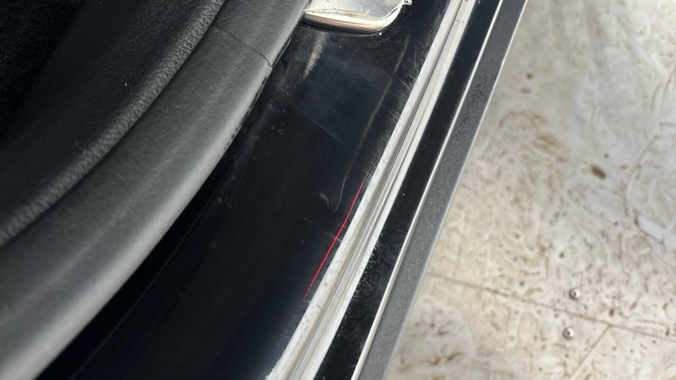 MERCEDES EQB Dent and scratches