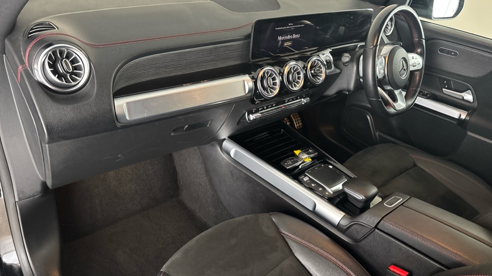 MERCEDES EQB Image 10