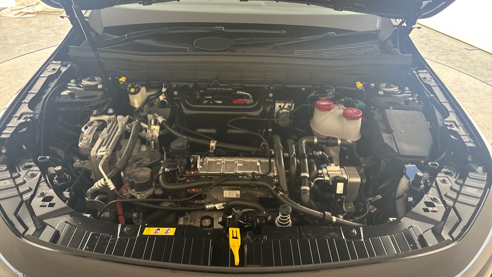 MERCEDES EQB Image 16