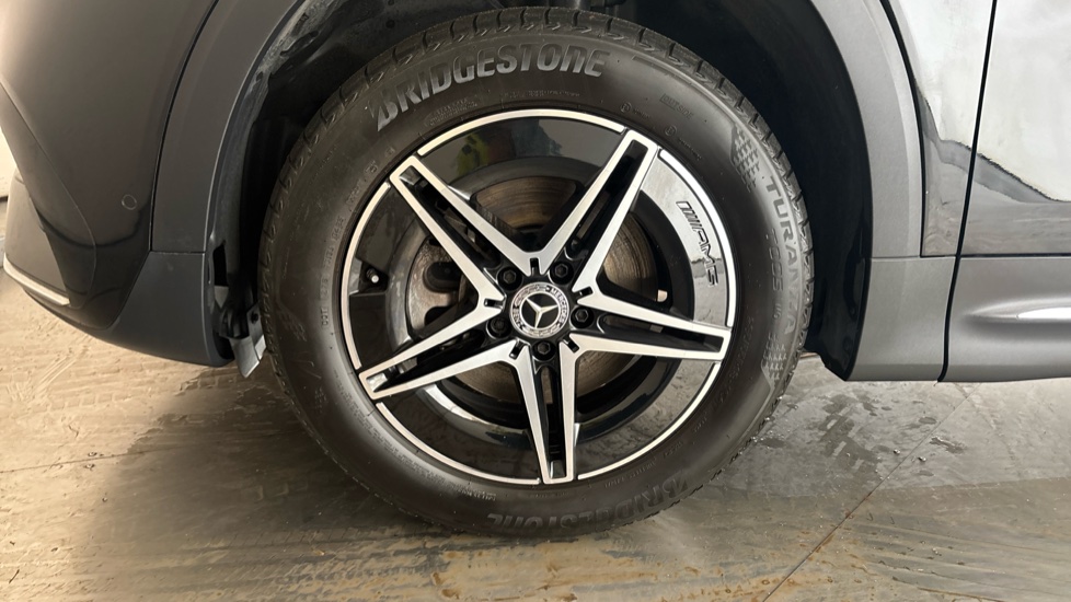 MERCEDES EQB Image 17