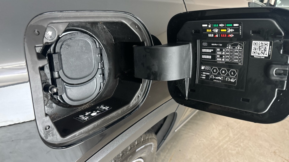 MERCEDES EQB Image 21