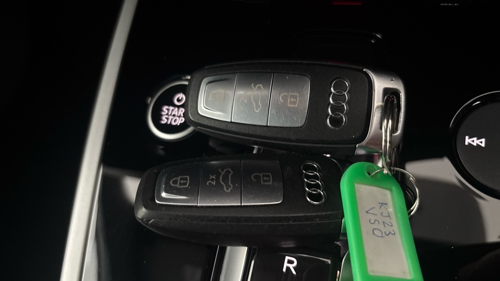 AUDI Q4 2 keys