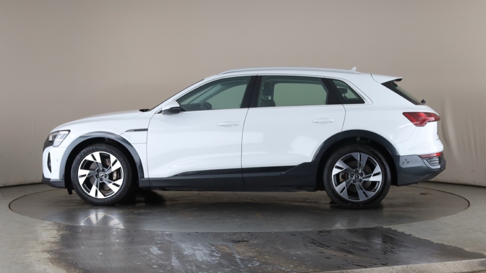 AUDI Q8 Image 2