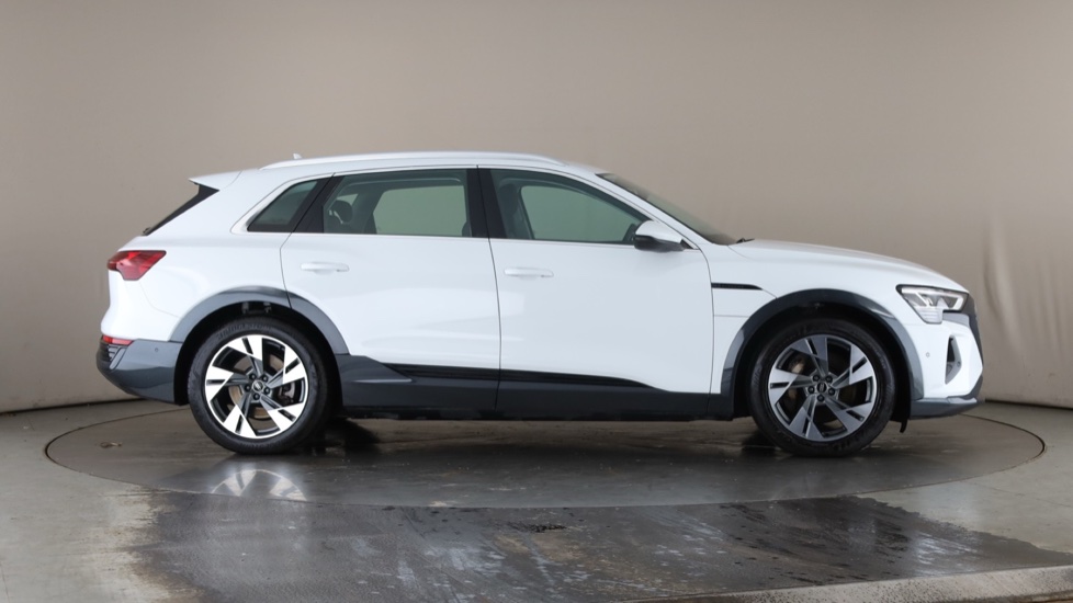 AUDI Q8 Image 6
