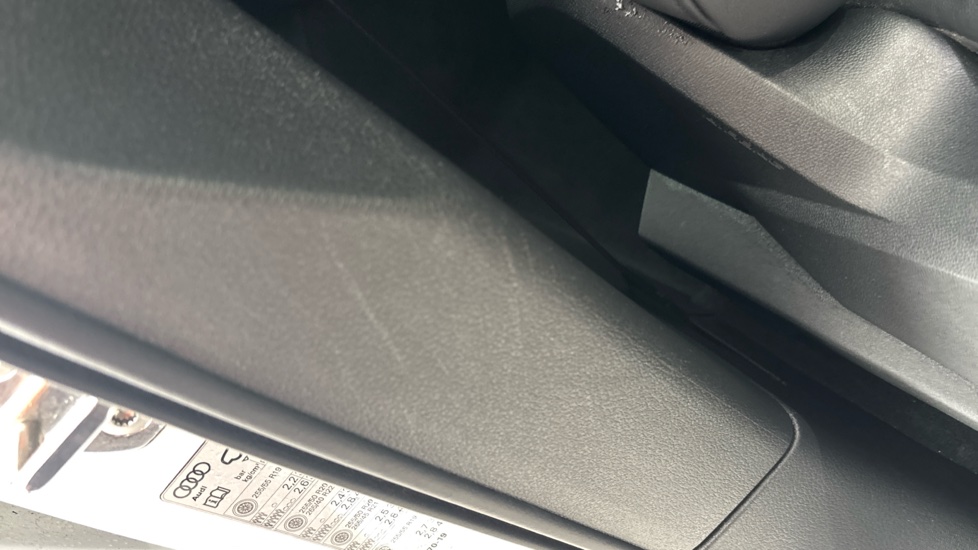 AUDI Q8 scratches