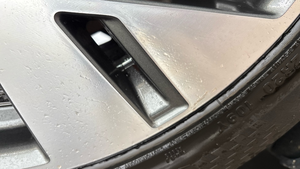 AUDI Q8 scuff