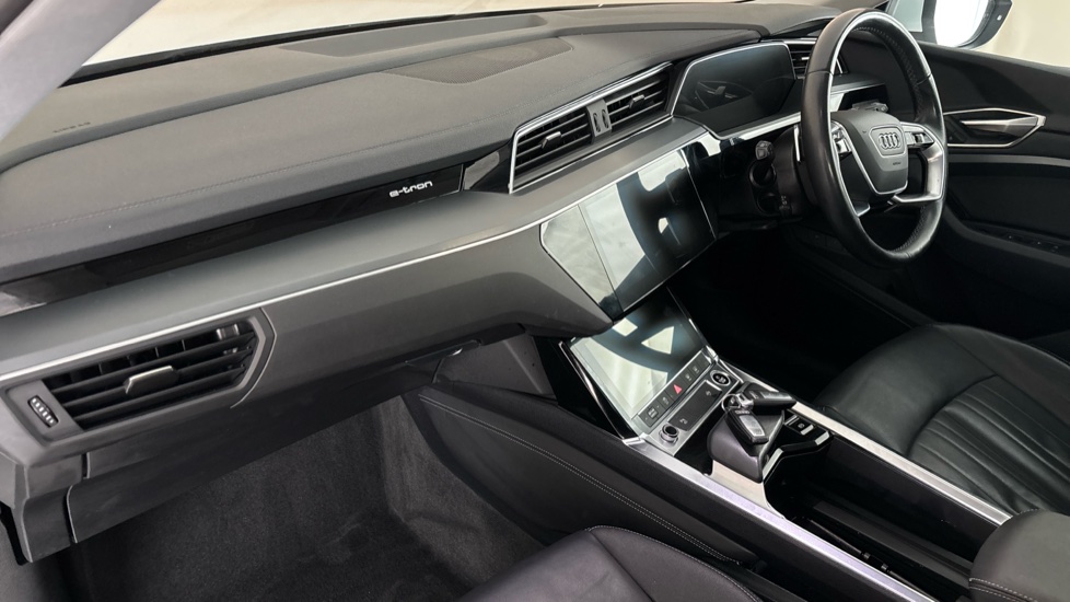 AUDI Q8 Image 10