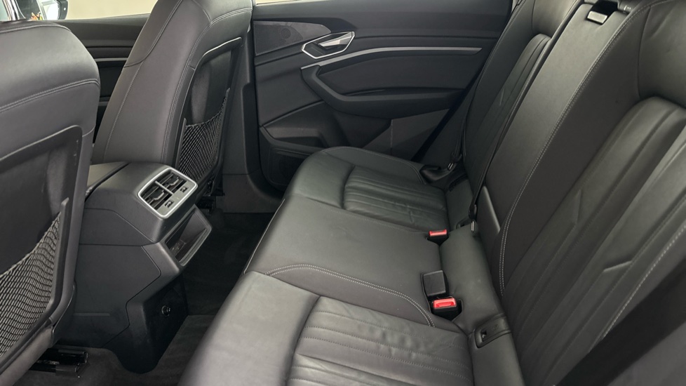 AUDI Q8 Image 14