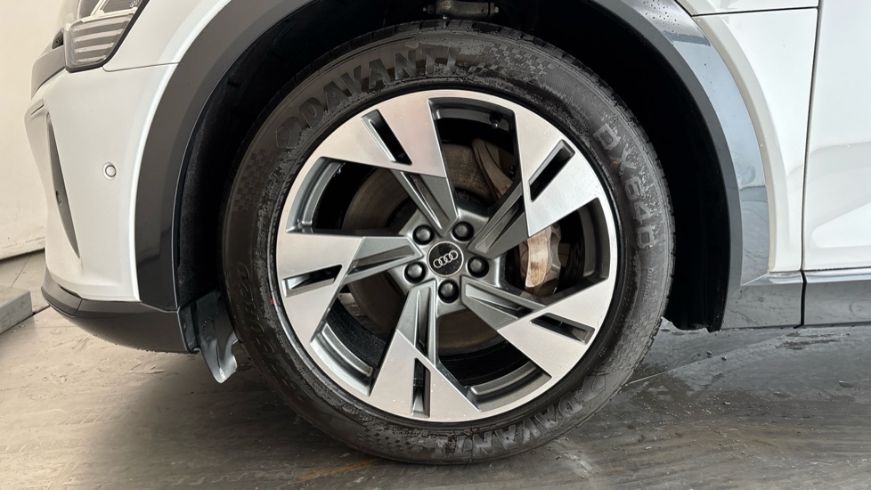 AUDI Q8 Image 17