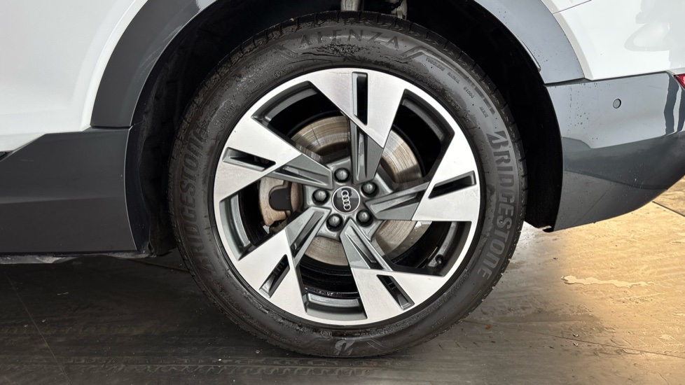 AUDI Q8 Image 18
