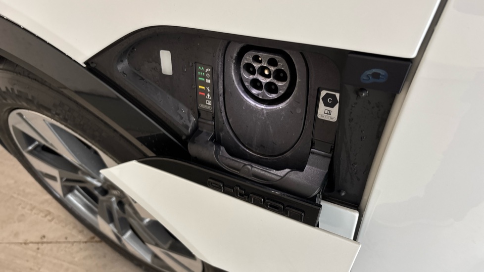 AUDI Q8 Image 21