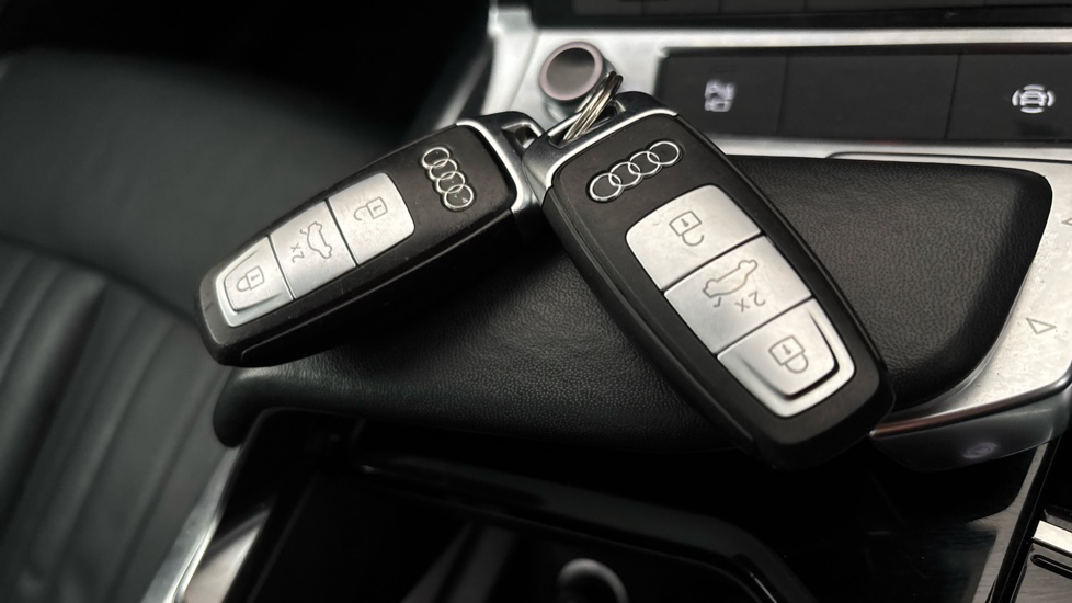 AUDI Q8 2 keys