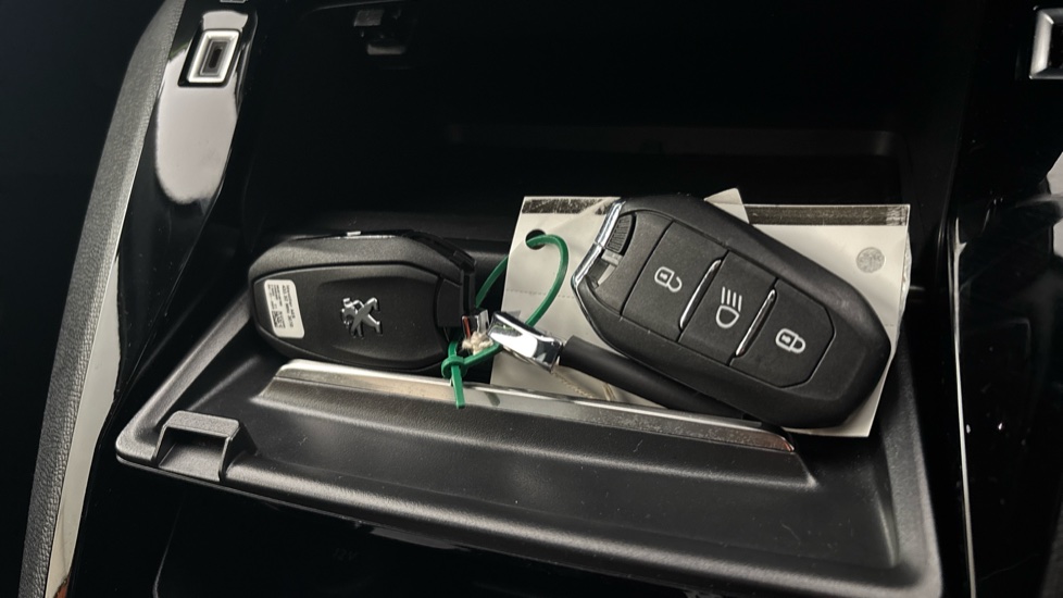 PEUGEOT 2008 2 keys available