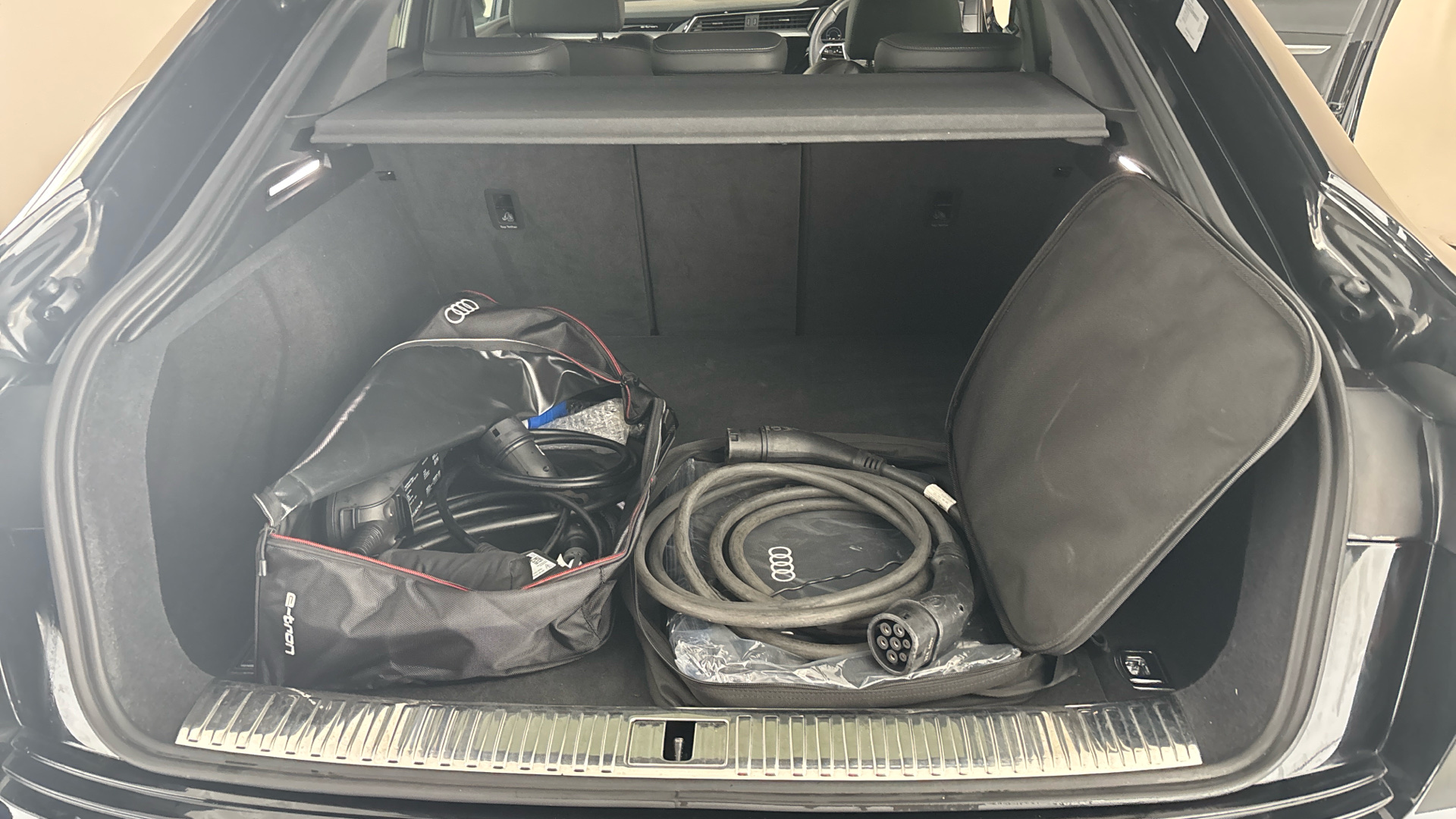 4049871 230kW 50 Quattro 71kWh Black Edition 5dr Auto