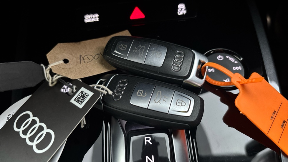 AUDI Q4 2 keys