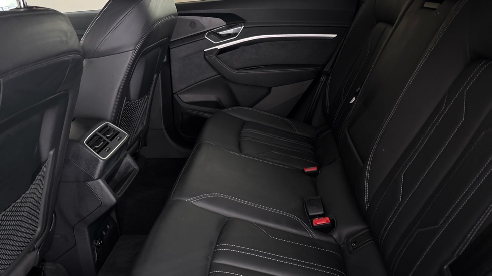 AUDI E-TRON Image 14