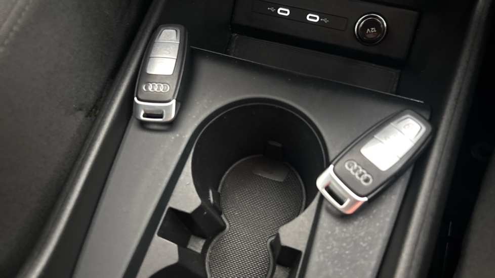 AUDI Q4 2 keys