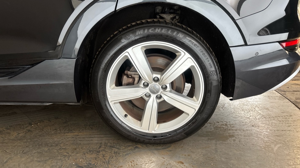 AUDI E-TRON Image 18